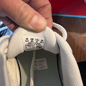 Size 9 women’s Puma shoes